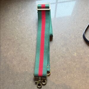 Parker Thatch Adjustable Crossbody Strap 
Green/Red racer stripe